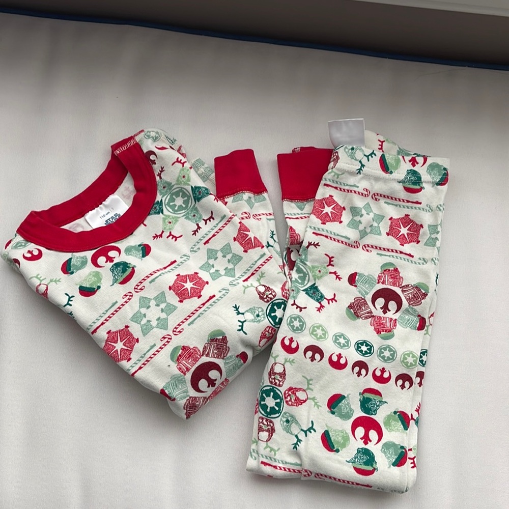 Like new Hanna Anderson holiday Star Wars PJs - size 5